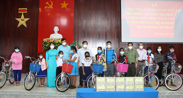 Công an An Giang tặng quà cho học sinh nghèo hiếu học dịp khai trường - Ảnh 2.
