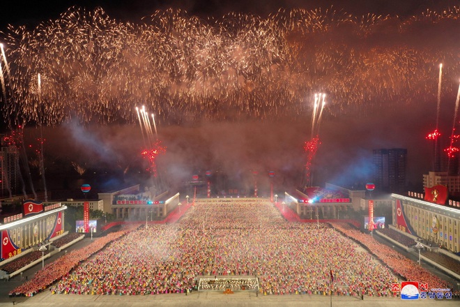 Cảnh duyệt binh hoành tráng trong đêm của Triều Tiên - Ảnh 7.