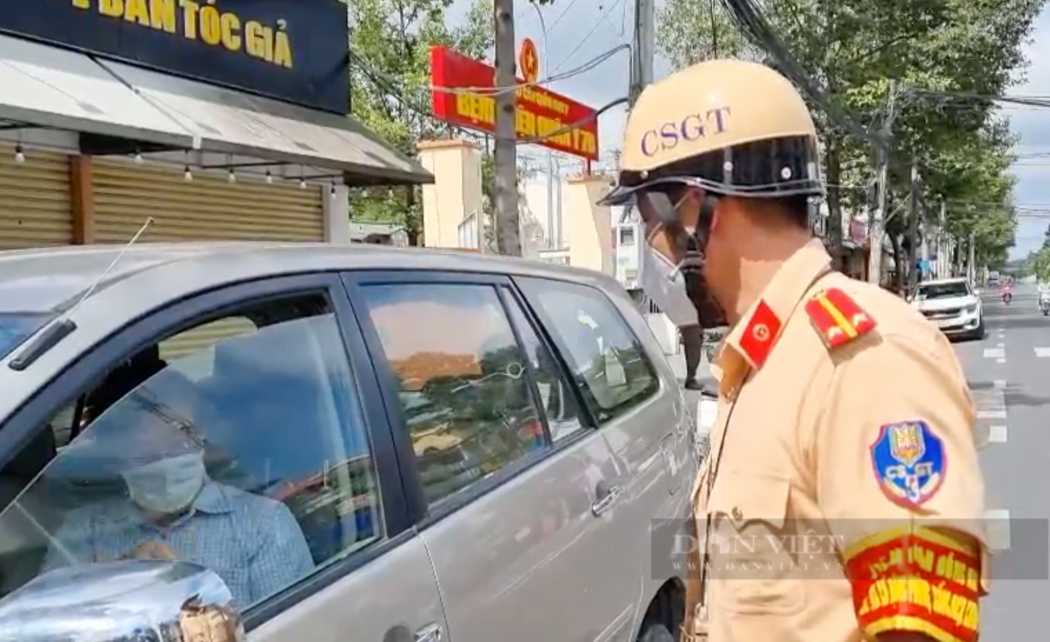 Đồng Nai: Thanh tra Sở Tài nguyên Môi trường cố thủ trong ô tô vì ra đường khi không cần thiết - Ảnh 1.