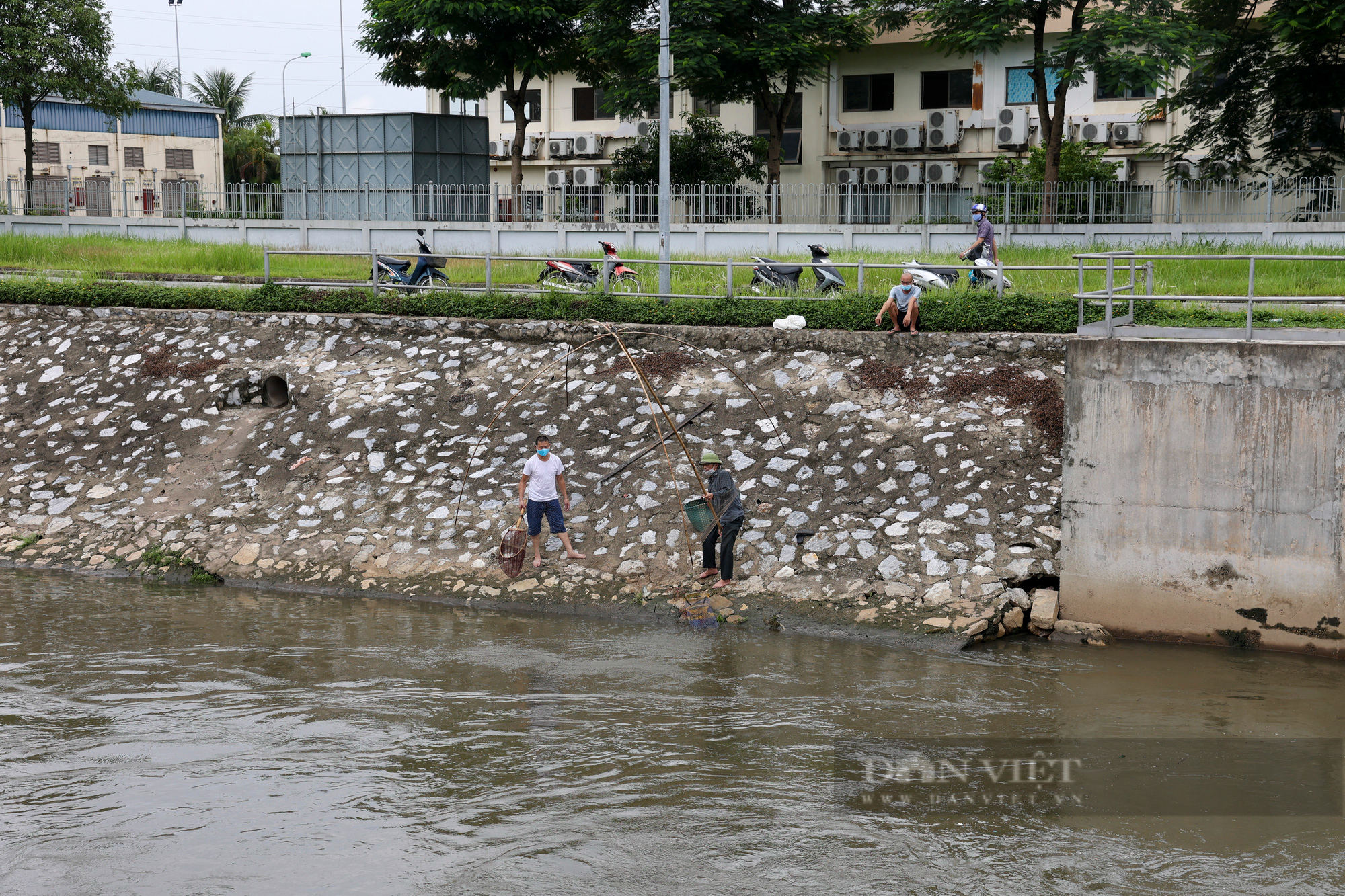 Bất chấp lệnh cấm, người dân tụ tập đánh cá trên sông Tô Lịch - Ảnh 1.