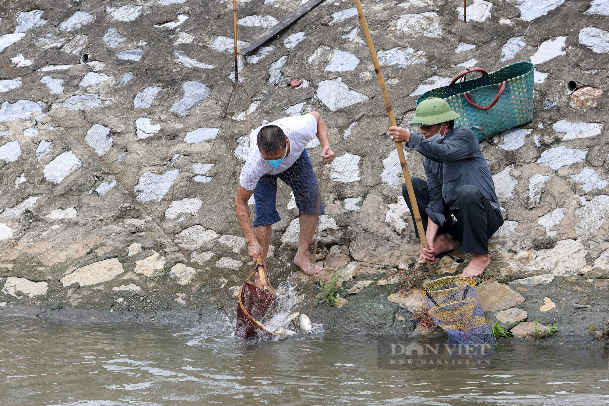 Bất chấp lệnh cấm, người dân tụ tập đánh cá trên sông Tô Lịch - Ảnh 2.