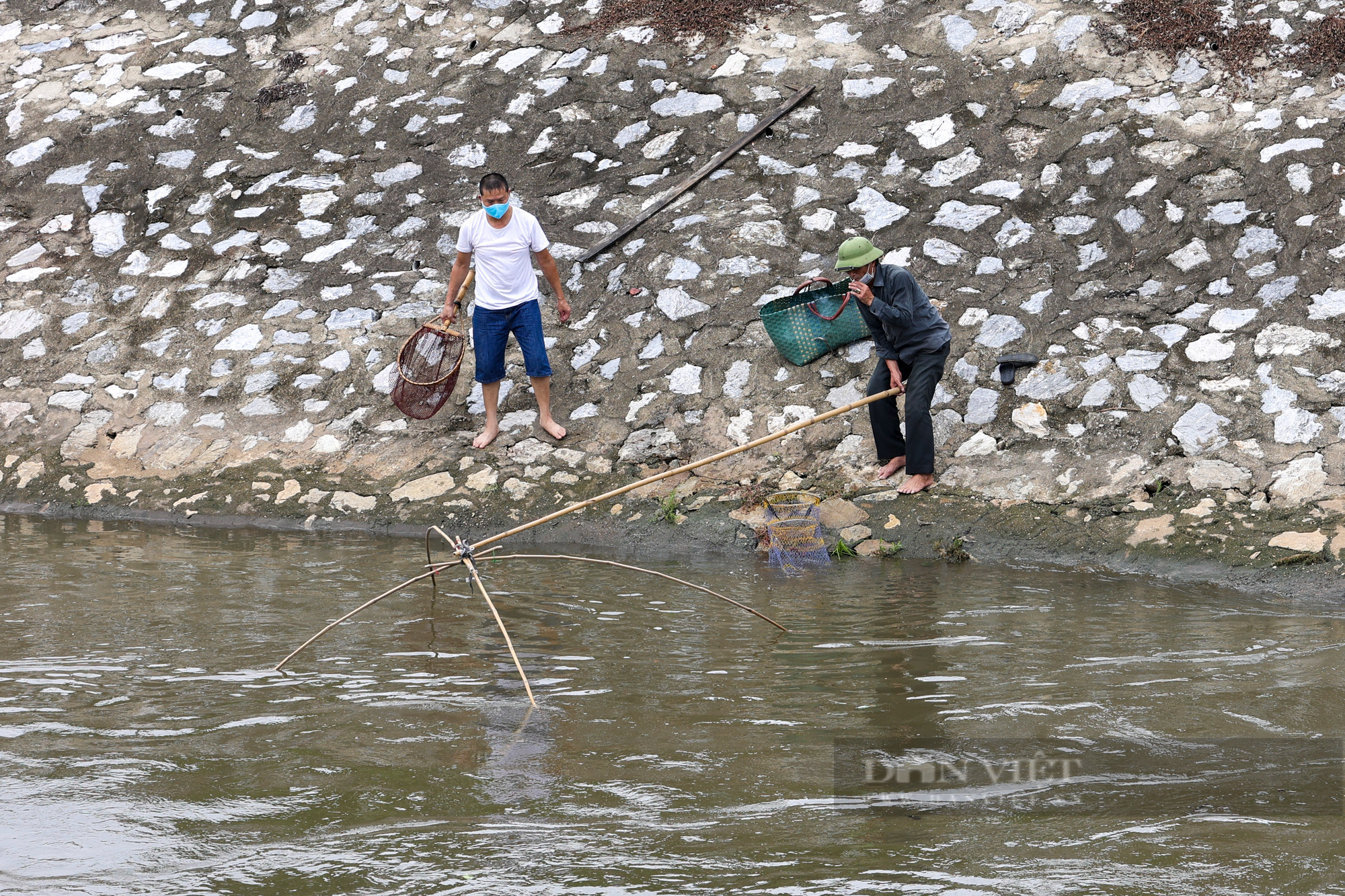 Bất chấp lệnh cấm, người dân tụ tập đánh cá trên sông Tô Lịch - Ảnh 4.