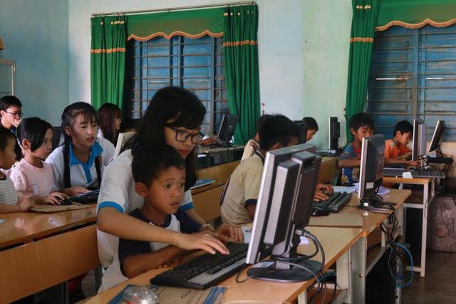 Quyên góp máy tính cũ, điện thoại thông minh tặng học sinh nghèo học trực tuyến - Ảnh 1.