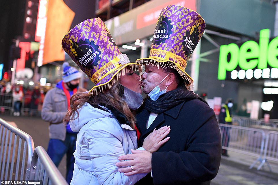 Lễ đón năm mới 2022: New York đón giao thừa, nhiều cặp đôi trao nhau nụ hôn say đắm - Ảnh 3.