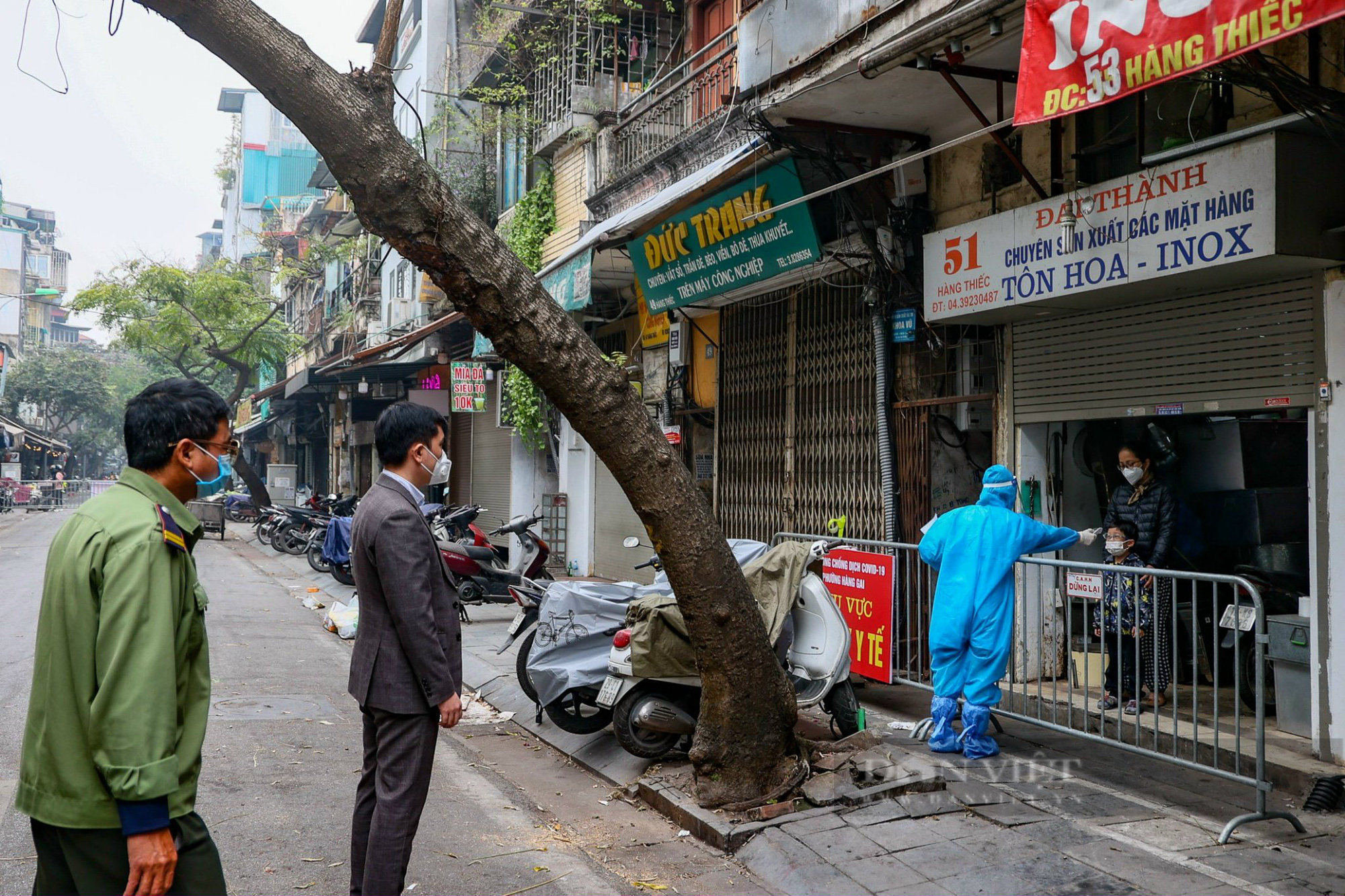 Quận đầu tiên chuyển từ &quot;vùng cam&quot; xuống &quot;vàng&quot;, Hà Nội đã qua đỉnh dịch? - Ảnh 5.