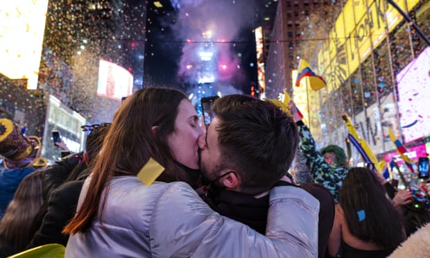Lễ đón năm mới 2022: New York đón giao thừa, nhiều cặp đôi trao nhau nụ hôn say đắm - Ảnh 4.