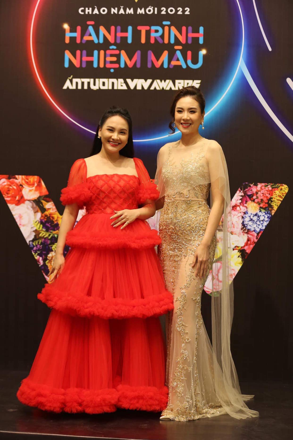Thảm đỏ VTV Awards 2021: BTV Mai Ngọc, Lương Thu Trang... gợi cảm hút ánh nhìn - Ảnh 1.