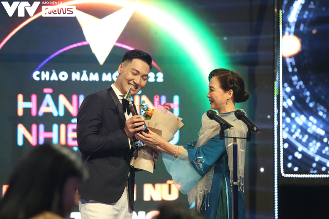 Mạnh Trường, Hồng Diễm xuất sắc giành giải Diễn viên ấn tượng VTV Awards 2021 - Ảnh 8.