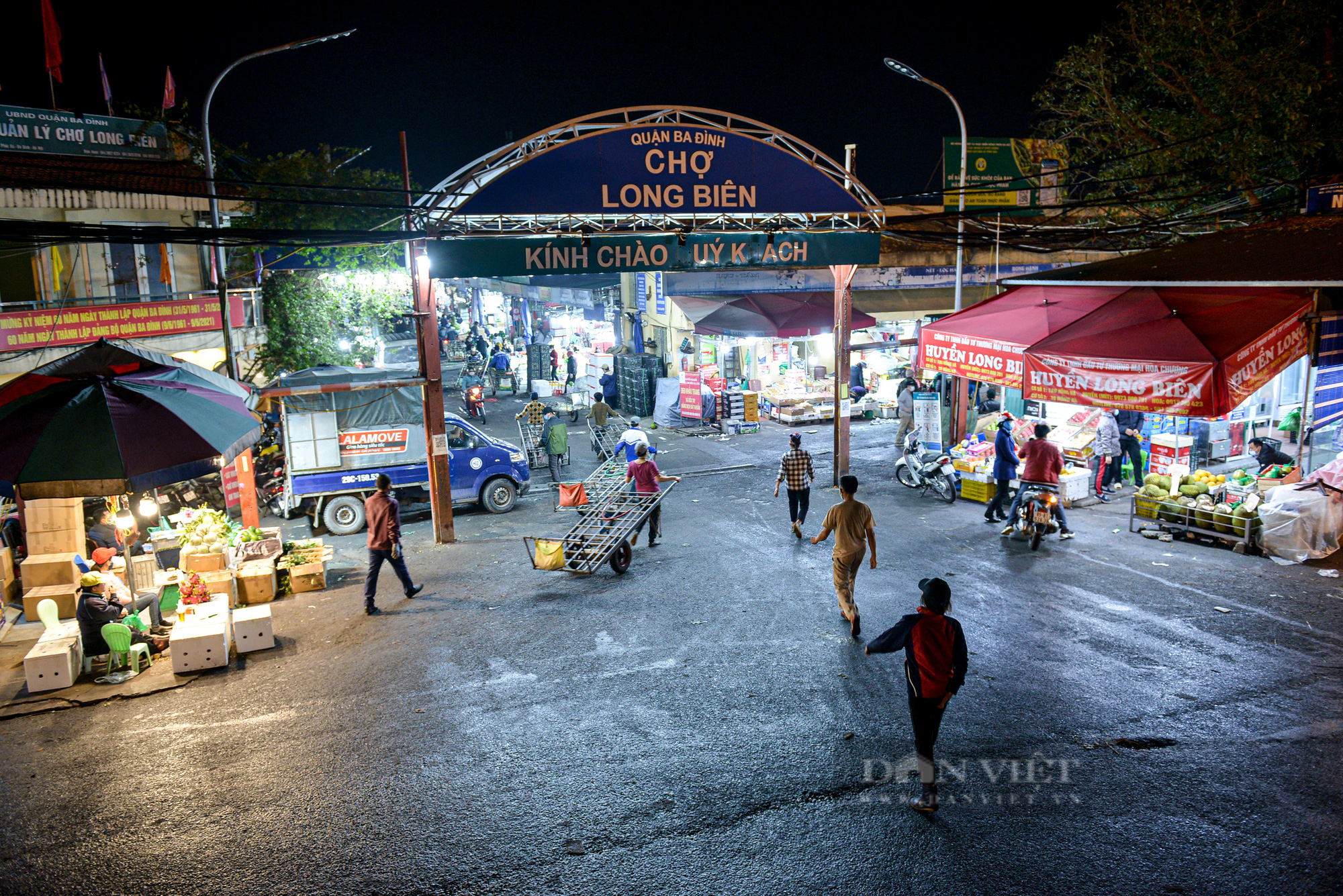 Nữ cửu vạn chợ Long Biên trắng đêm mưu sinh cuối năm: &quot;Chỉ mong kiếm đủ tiền lo tết&quot; - Ảnh 1.