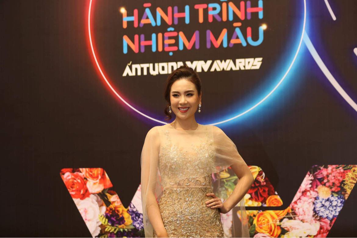 Thảm đỏ VTV Awards 2021: BTV Mai Ngọc, Lương Thu Trang... gợi cảm hút ánh nhìn - Ảnh 2.
