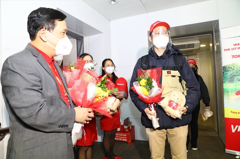 Chuyến bay quốc tế đầu tiên của năm 2022 hạ cánh tại sân bay Nội Bài - Ảnh 2.