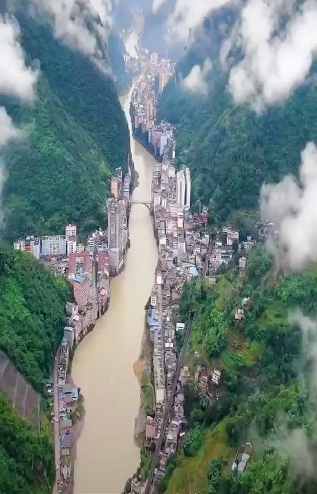 Ghé thăm thành phố hẹp nhất thế giới ở Trung Quốc - Ảnh 2.