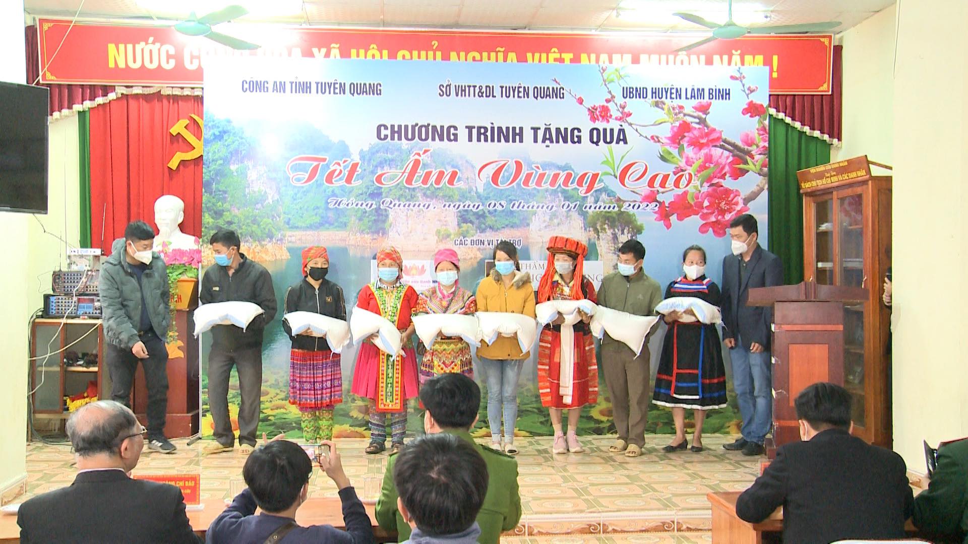 Tặng &quot;xuân ấm&quot; cho hộ nghèo và học sinh ở Hồng Quang, Tuyên Quang - Ảnh 2.