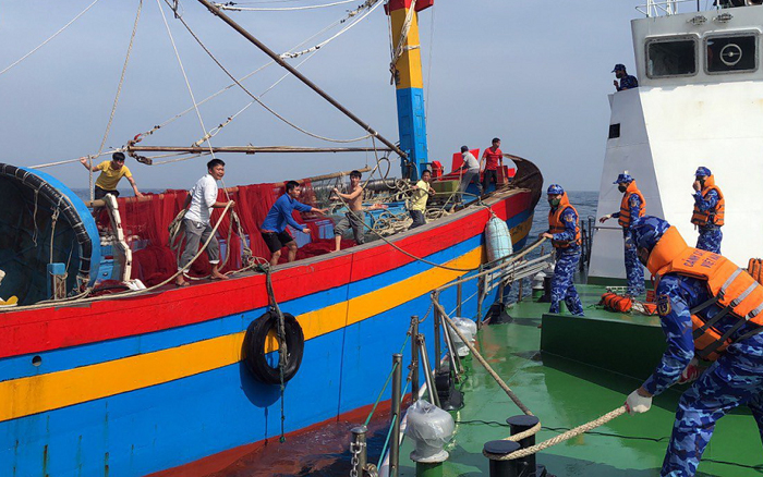 Cảnh sát biển cứu hộ 5 ngư dân gặp nạn trên biển - Ảnh 1.