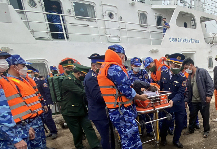 Cảnh sát biển cứu hộ 5 ngư dân gặp nạn trên biển - Ảnh 2.