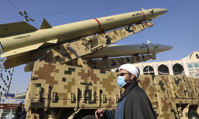 Nhà Trắng cảnh báo Iran về 'hậu quả nghiêm trọng' nếu người Mỹ bị tấn công - Ảnh 1.