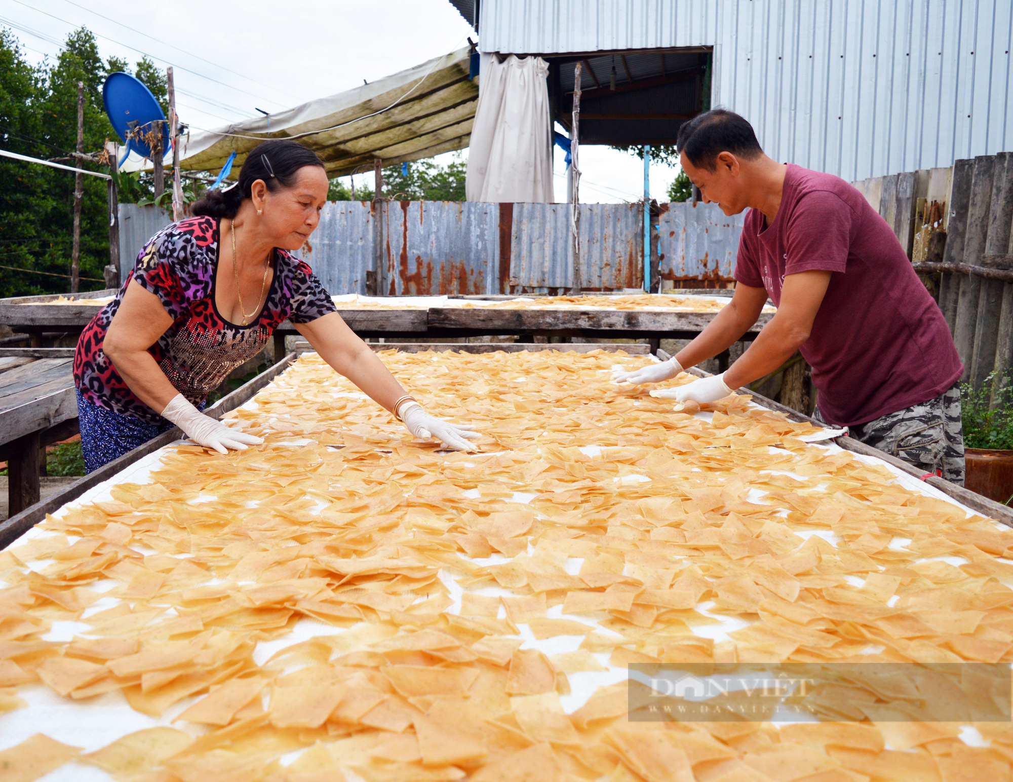 Đặc sản bánh phồng tôm Cà Mau đắt hàng dịp Tết, nông dân tất bật sản xuất - Ảnh 2.
