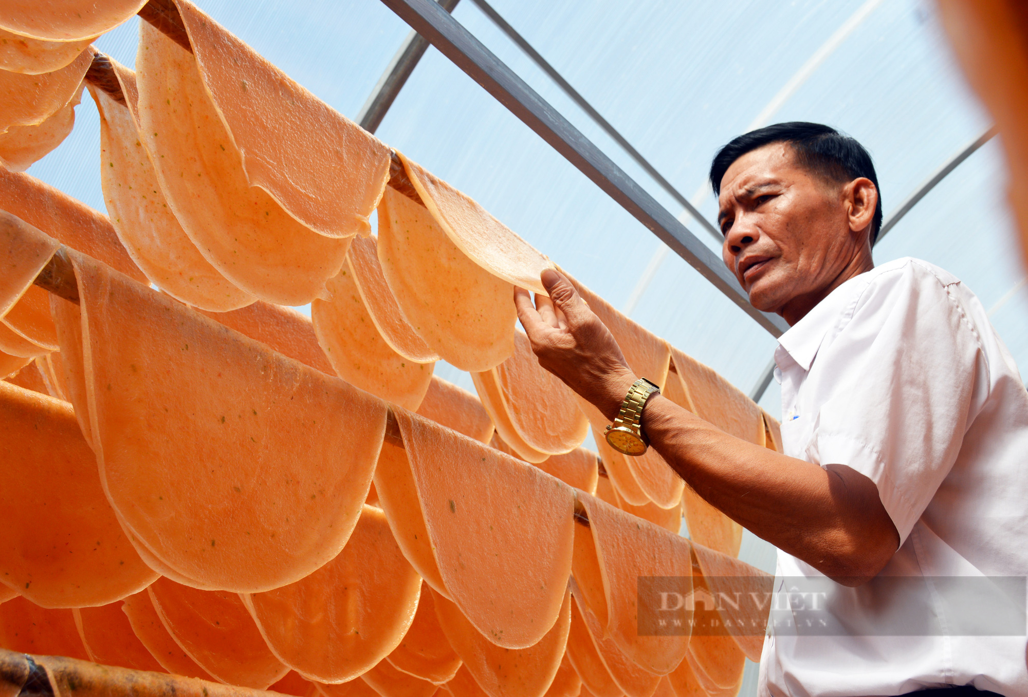 Đặc sản bánh phồng tôm Cà Mau đắt hàng dịp Tết, nông dân tất bật sản xuất - Ảnh 3.