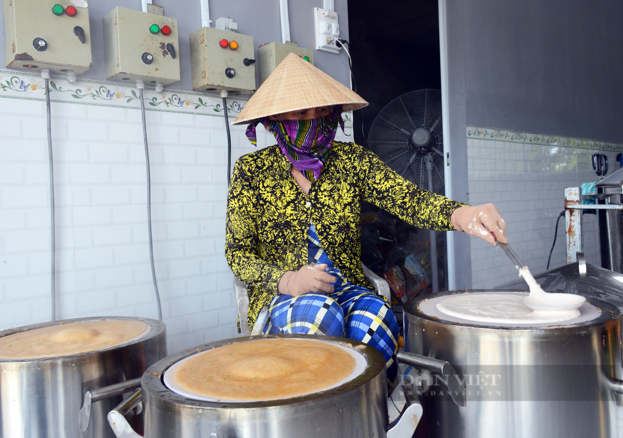 Đặc sản bánh phồng tôm Cà Mau đắt hàng dịp Tết, nông dân tất bật sản xuất - Ảnh 4.