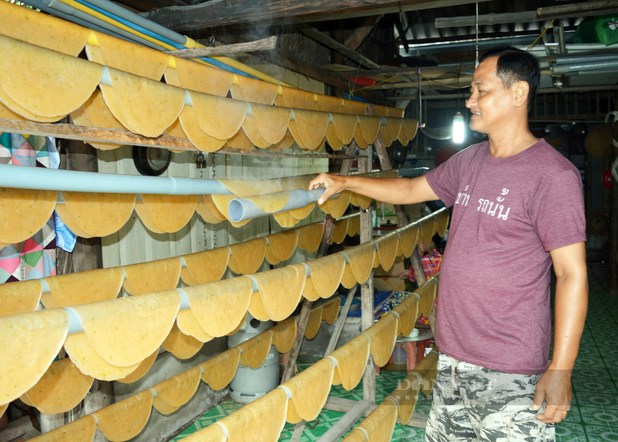 Đặc sản bánh phồng tôm Cà Mau đắt hàng dịp Tết, nông dân tất bật sản xuất - Ảnh 6.