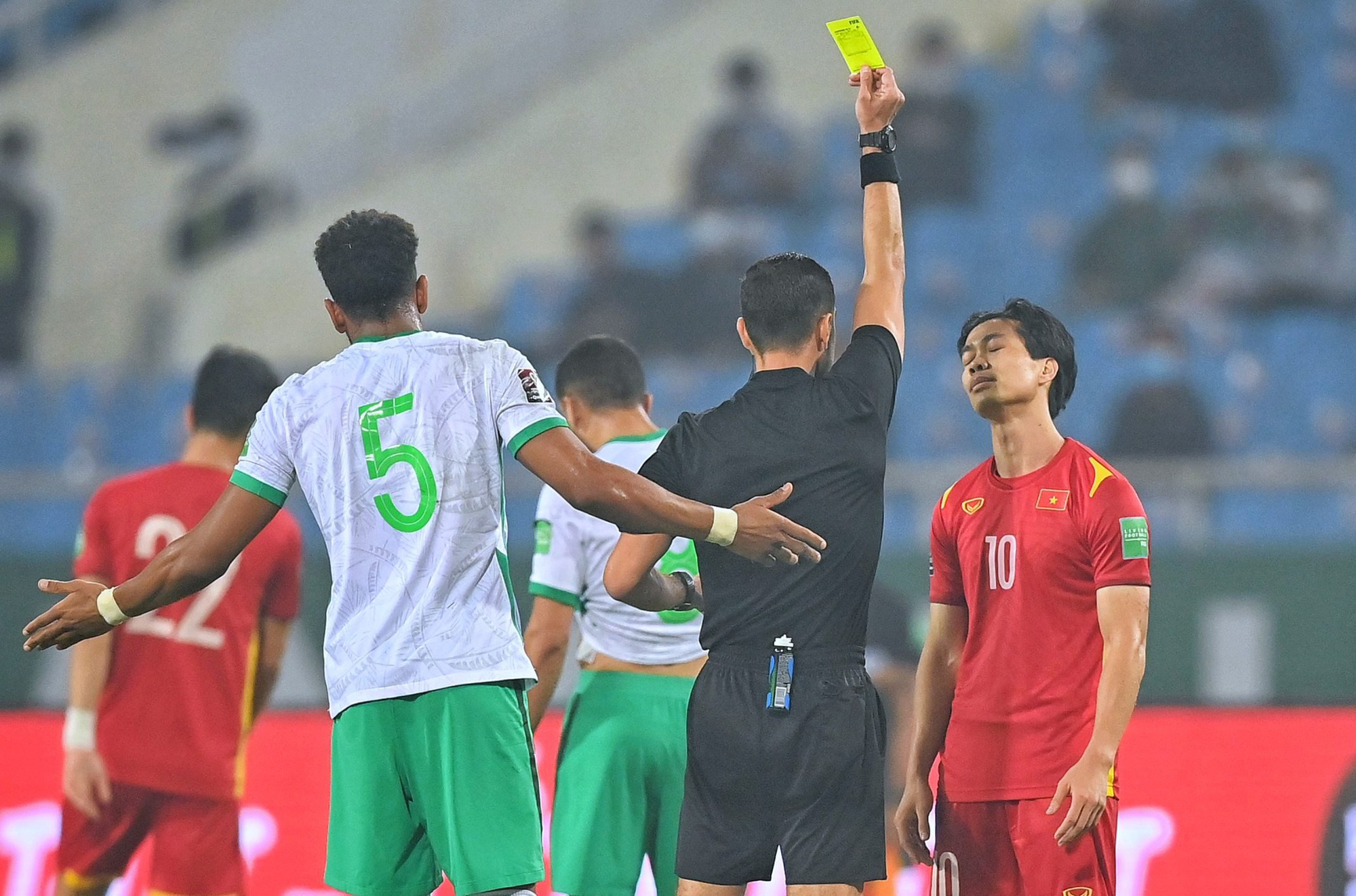 6 cầu thủ nhận thẻ vàng, ĐT Việt Nam bị FIFA phạt 6.400 USD - Ảnh 1.