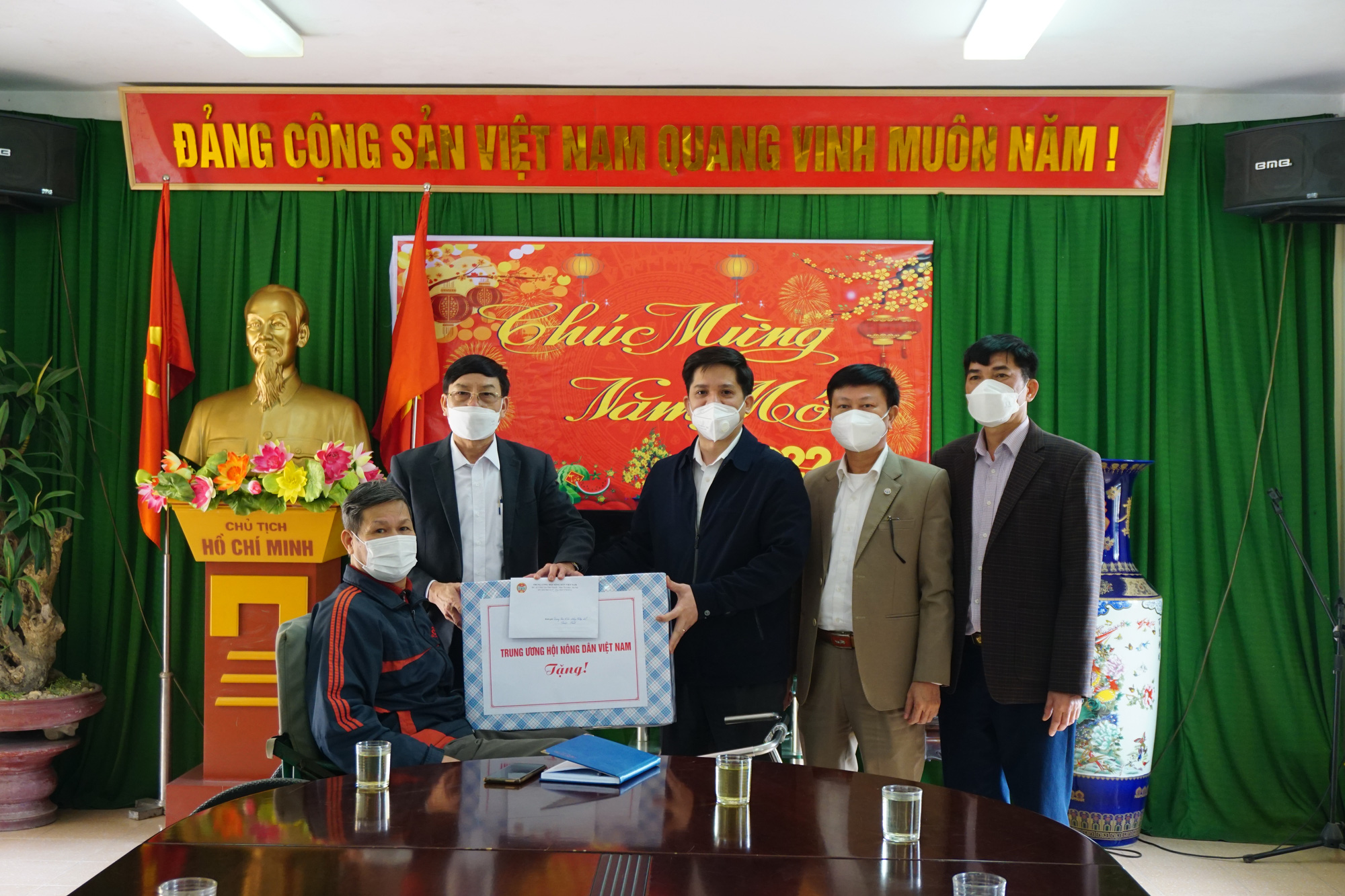 Phó Chủ tịch Trung ương Hội NDVN Phạm Tiến Nam thăm, tặng quà Trung tâm Điều dưỡng Thương binh Thuận Thành - Ảnh 1.