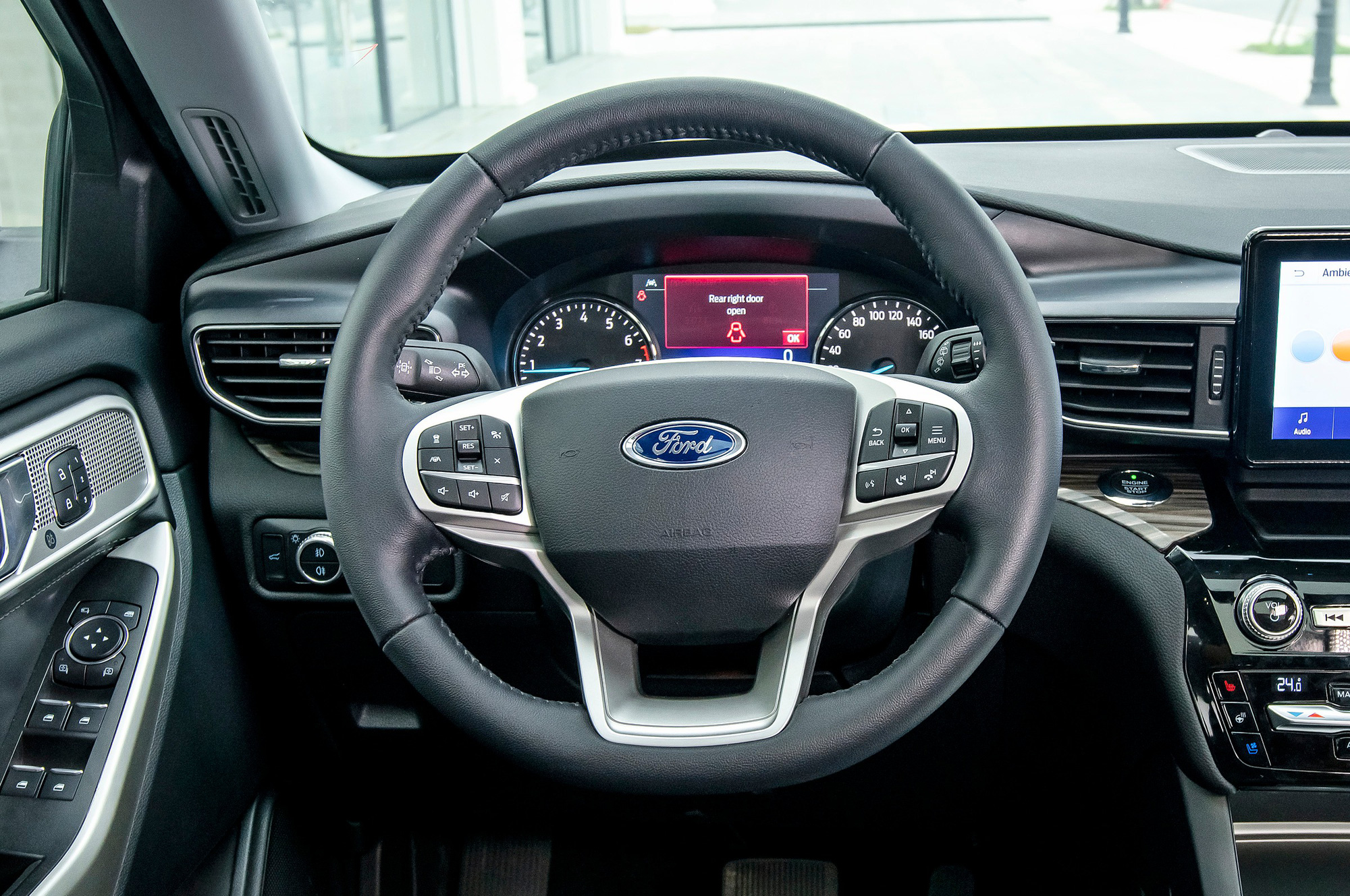 Từng bán chênh cao ngất, Ford Explorer giờ giảm giá niêm yết gần nửa tỷ đồng- Ảnh 4.