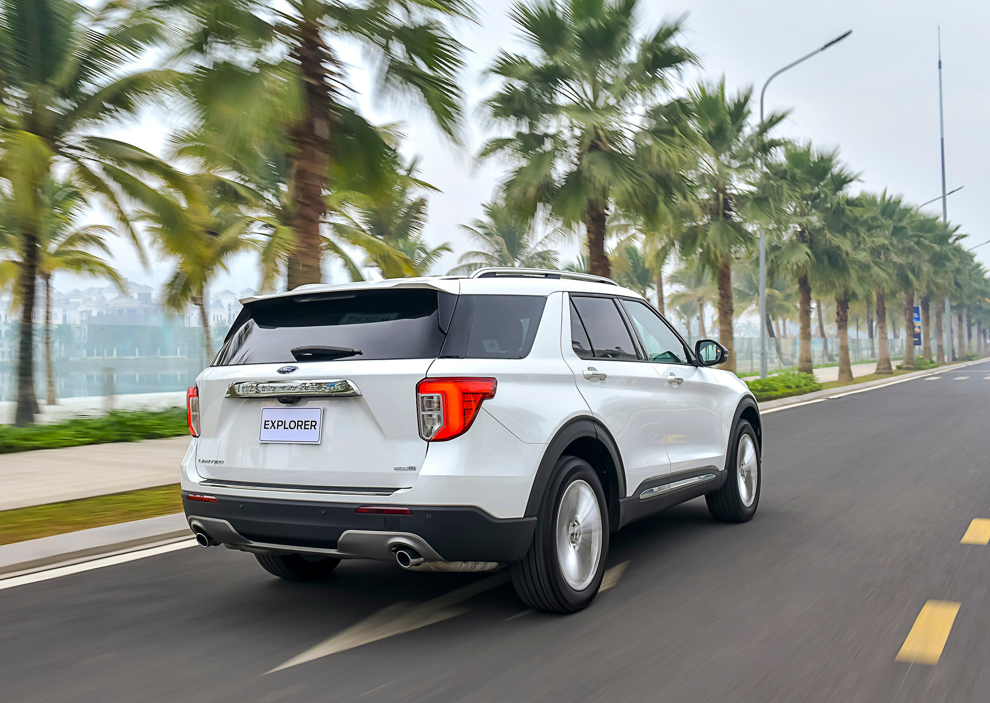 Từng bán chênh cao ngất, Ford Explorer giờ giảm giá niêm yết gần nửa tỷ đồng- Ảnh 6.