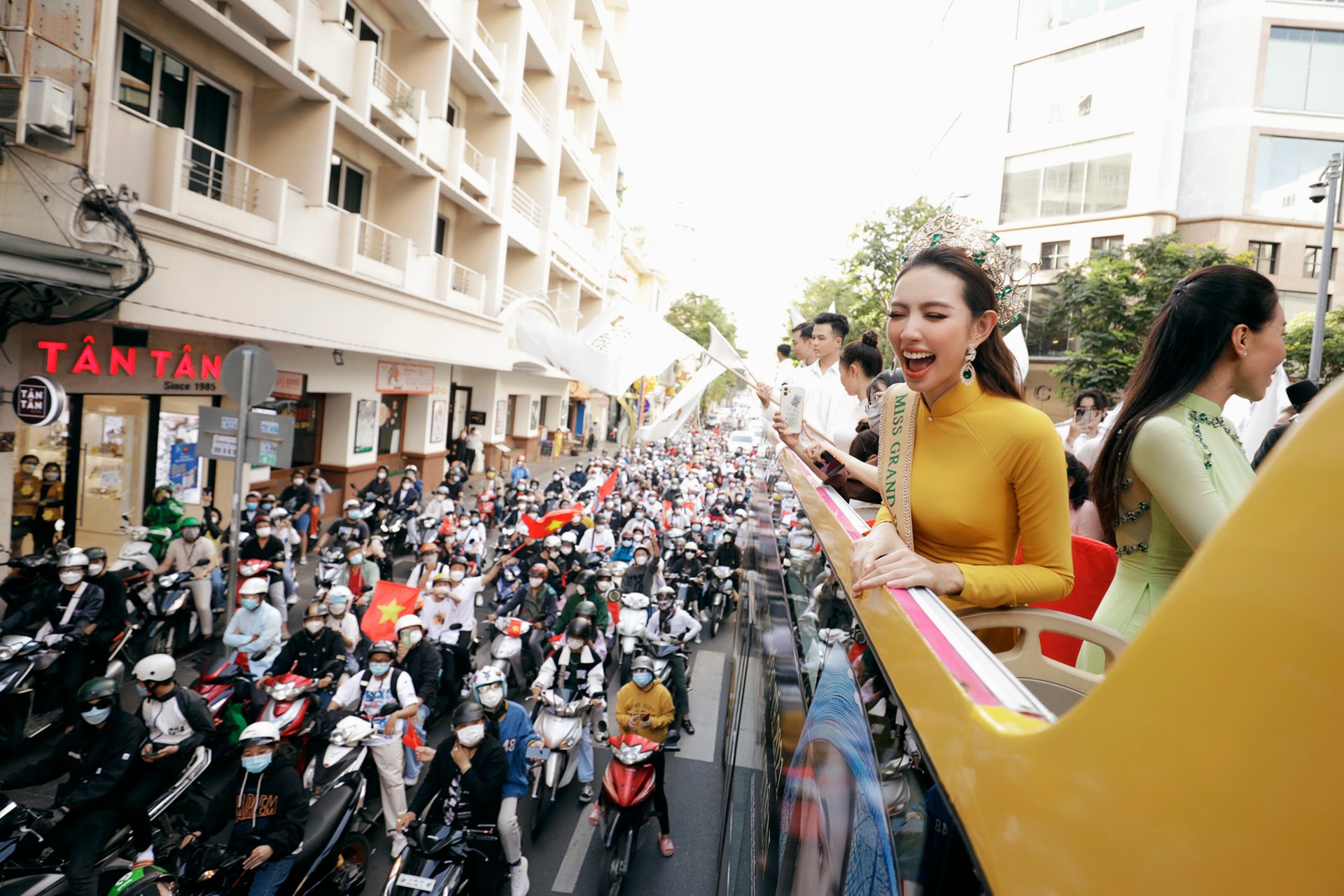 Hoa hậu Nguyễn Thúc Thùy Tiên khóc nức nở khi đoàn tụ với gia đình - Ảnh 4.