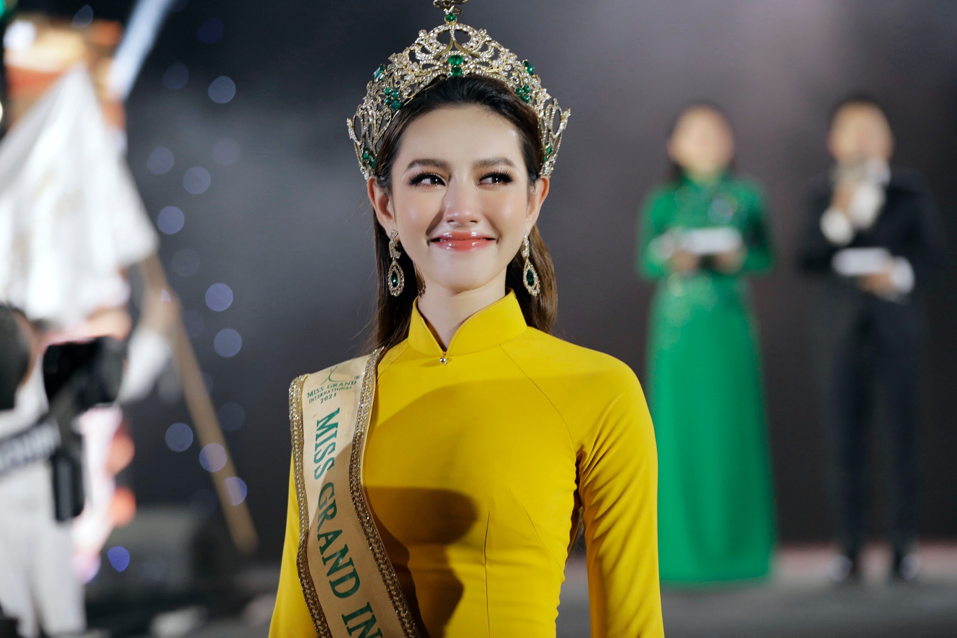 Hoa hậu Nguyễn Thúc Thùy Tiên khóc nức nở khi đoàn tụ với gia đình - Ảnh 1.