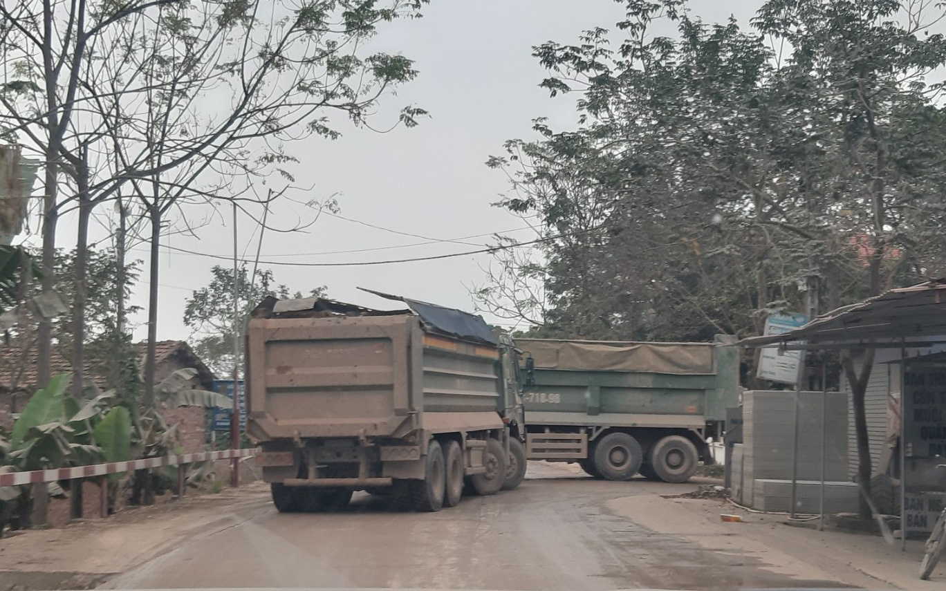 Xe chở đất có dấu hiệu quá khổ, quá tải luồn lách trong khu dân cư ở Vĩnh Phúc