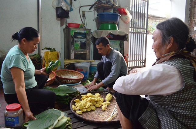 Làng bánh chưng ngập ngừng trước Tết - Ảnh 1.