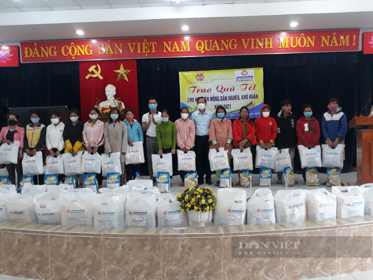 Hội Nông dân Quảng Nam trao 200 suất quà tết cho nông dân nghèo - Ảnh 1.