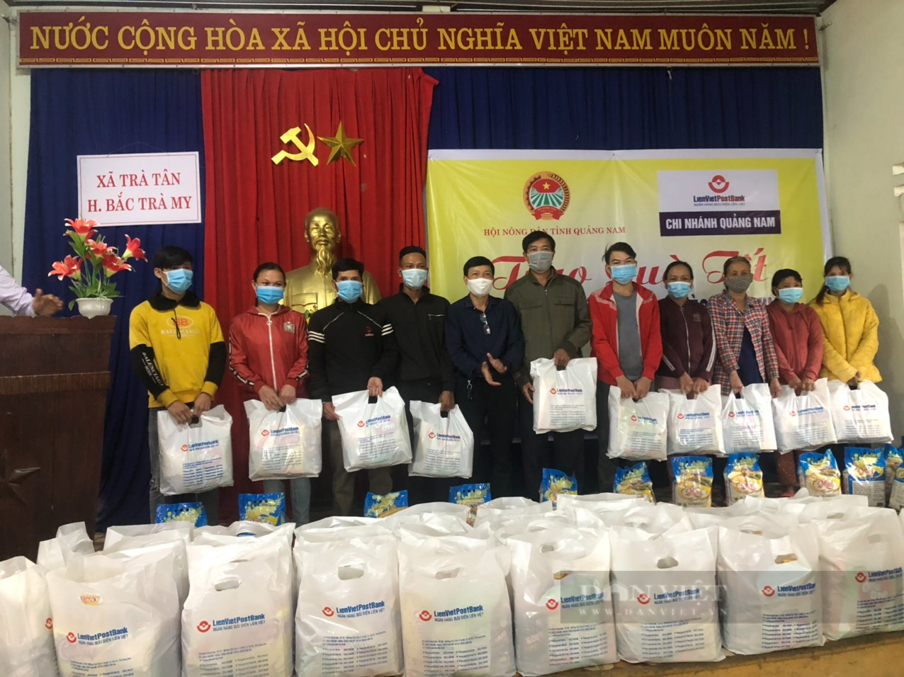 Hội Nông dân Quảng Nam trao 200 suất quà tết cho nông dân nghèo - Ảnh 2.