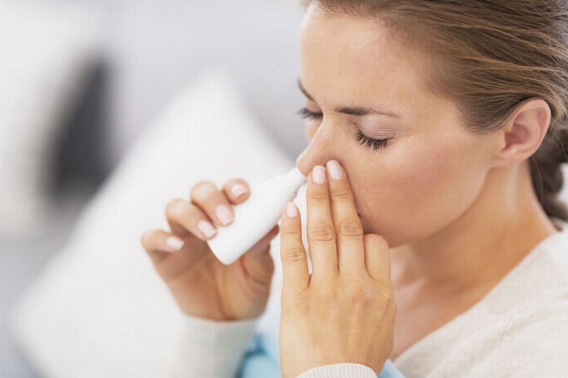 Thử nghiệm thuốc xịt mũi có thể ngăn ngừa Covid-19 trong suốt 8 giờ - Ảnh 1.
