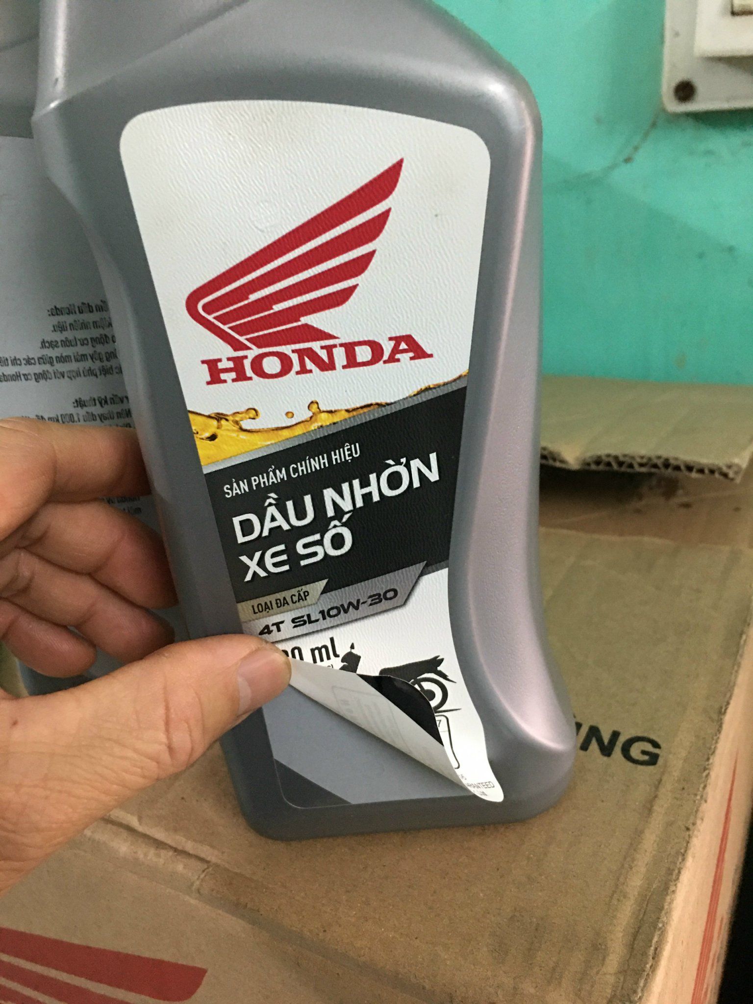 Hàng trăm chai dầu nhờn xe máy giả mạo nhãn hiệu Honda, kinh hãi khi sử dụng - Ảnh 3.