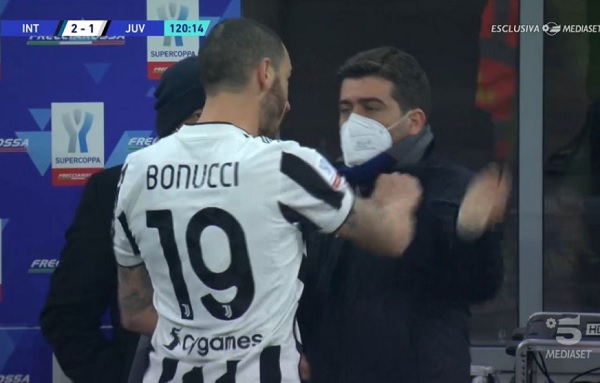 Bị khiêu khích, Bonucci túm cổ áo lãnh đạo Inter Milan - Ảnh 1.