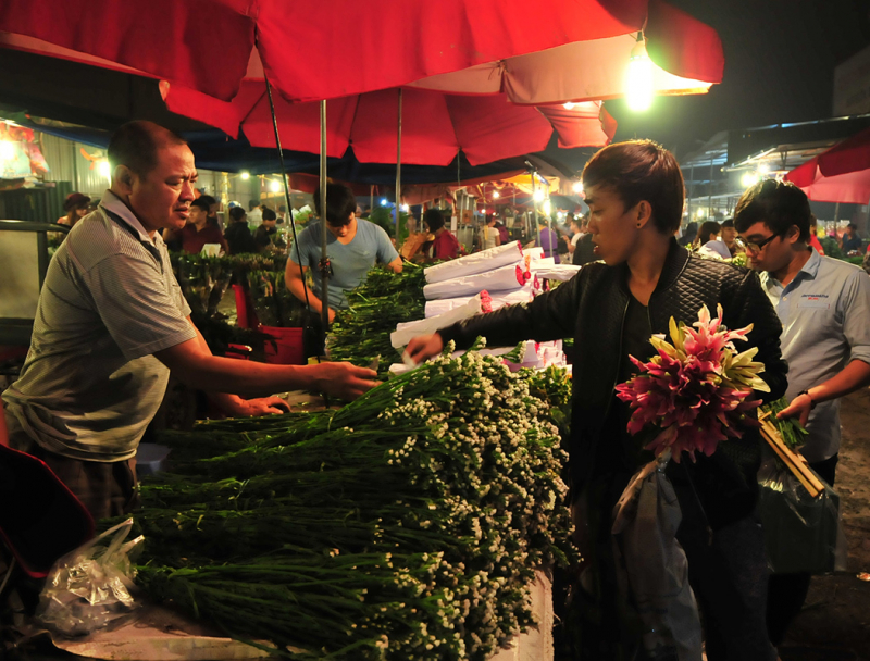 Du lịch Hà Nội dịp Tết Âm không thể bỏ qua 6 chợ hoa Tết nổi tiếng - Ảnh 2.