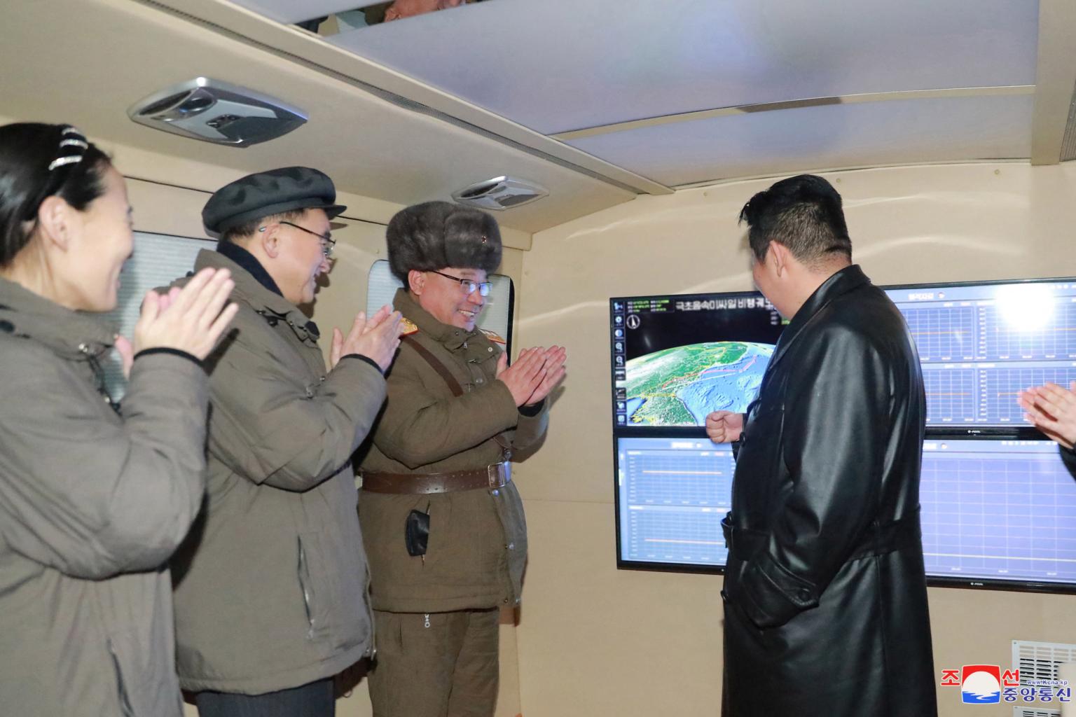 Kim Jong-un ra lệnh củng cố lực lượng quân sự chiến lược khi xem thử tên lửa siêu thanh - Ảnh 1.