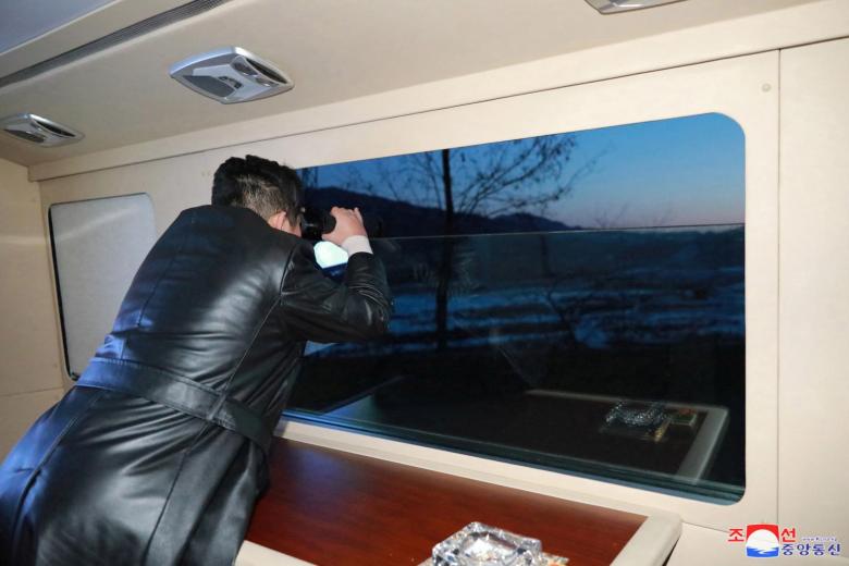 Kim Jong-un ra lệnh củng cố lực lượng quân sự chiến lược khi xem thử tên lửa siêu thanh - Ảnh 2.
