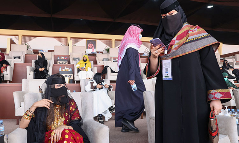 Arab Saudi: Sự cố &quot;chỉnh sửa nhan sắc&quot; trong cuộc thi Hoa hậu lạc đà  - Ảnh 2.
