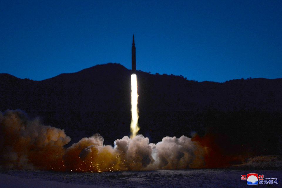Biden giáng đòn trừng phạt đầu tiên với Triều Tiên sau loạt vụ thử tên lửa siêu thanh - Ảnh 1.