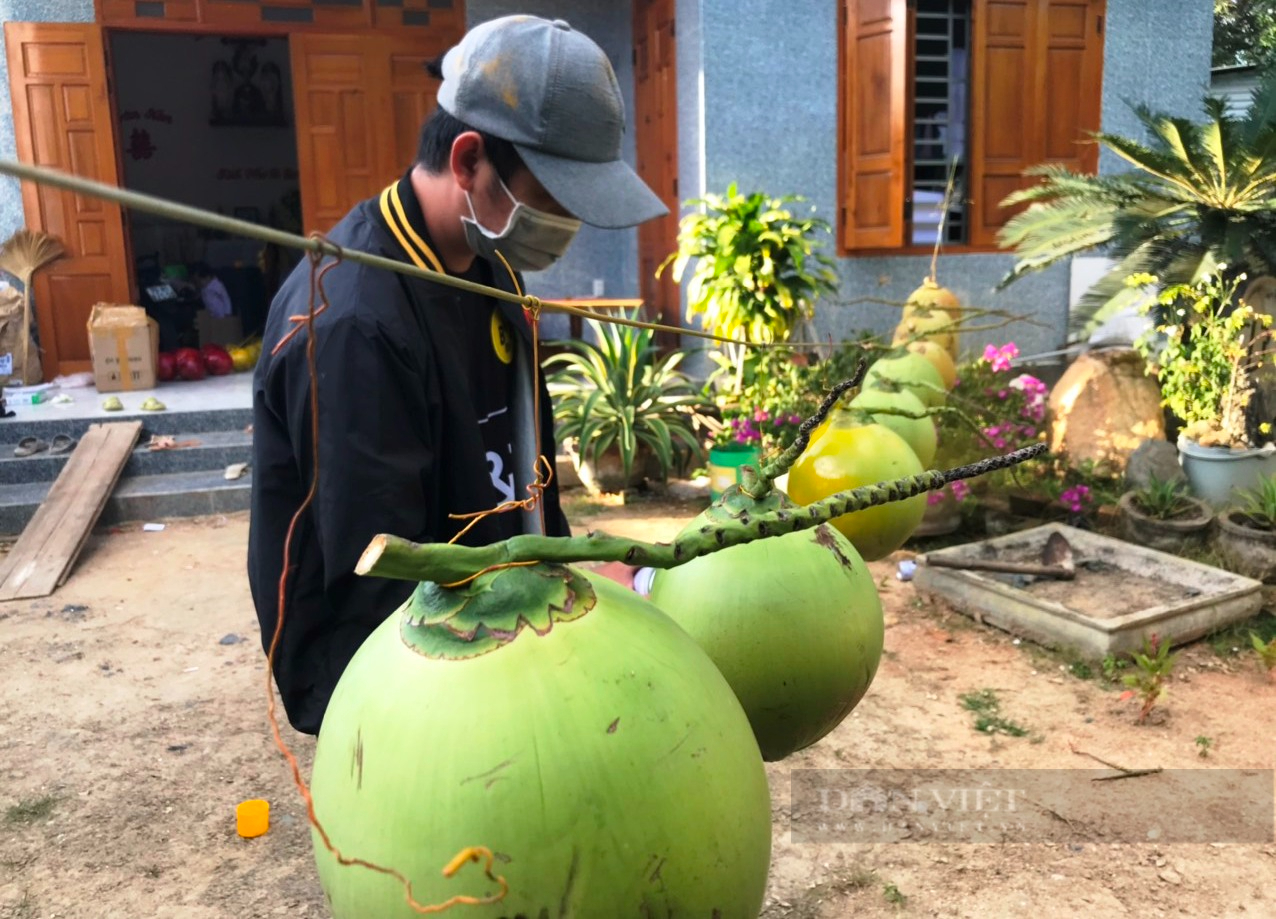 Chàng trai trẻ ở Khánh Hòa ngày đêm thổi hồn vào quả dừa phục vụ dân chơi Tết - Ảnh 3.