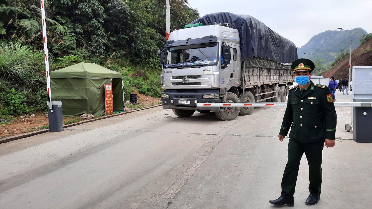 Lạng Sơn thông báo tạm dừng tiếp nhận hàng hóa vẫn tồn hàng nghìn xe hàng chưa xuất khẩu.  - Ảnh 1.