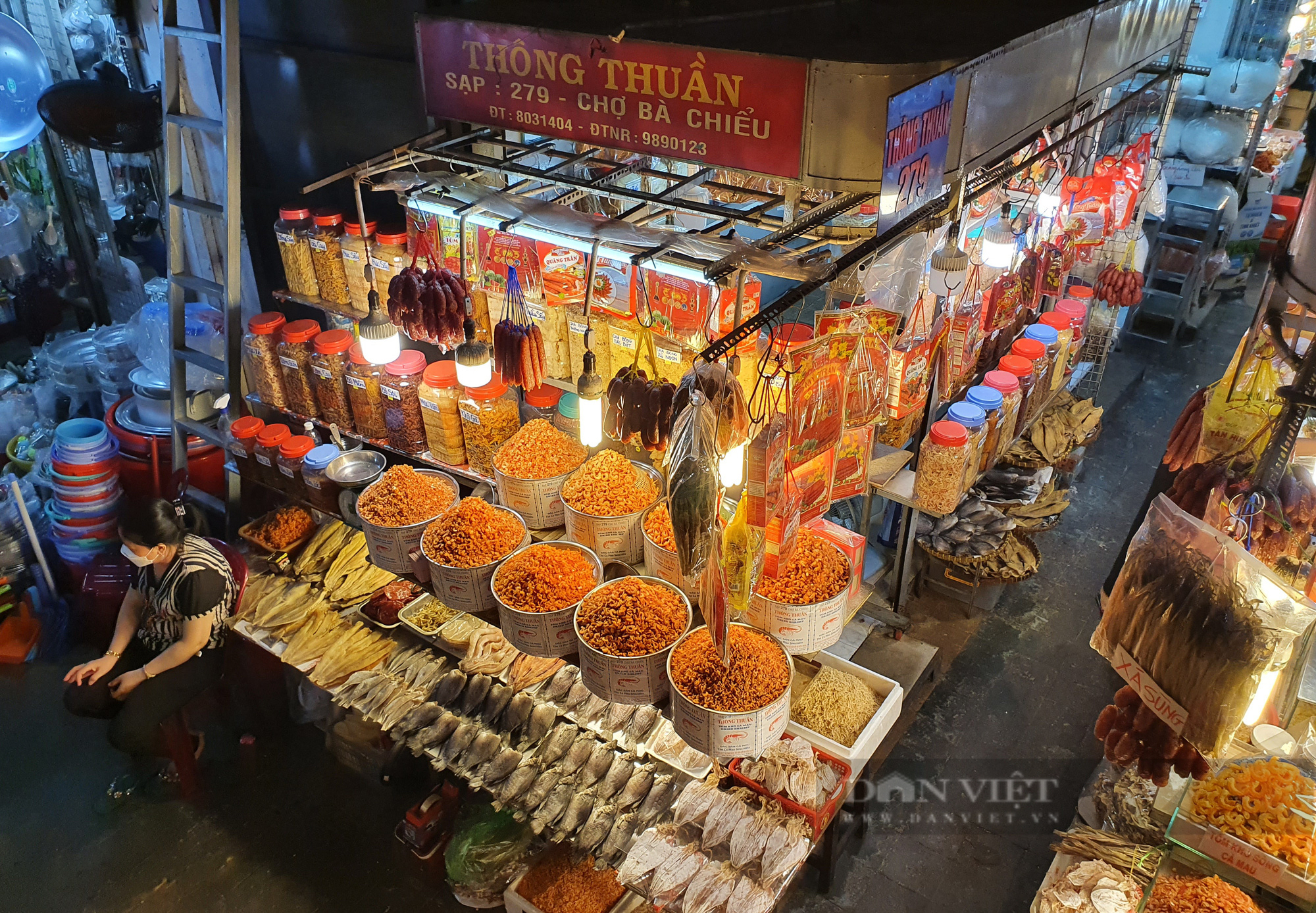 Gần Tết, chợ tự phát bán hàng mỏi tay, chợ truyền thống &quot;vắng tanh như chùa Bà Đanh&quot; - Ảnh 4.