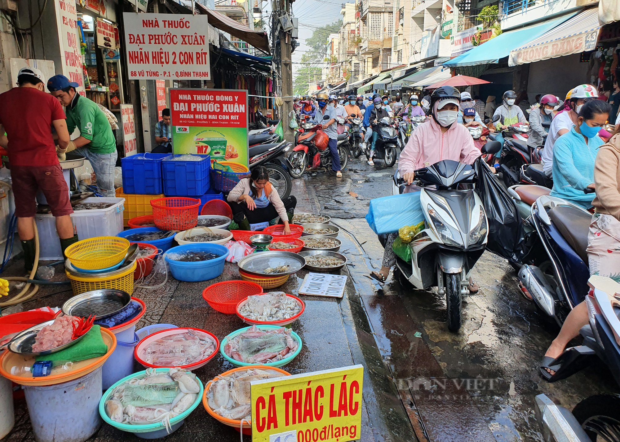 Gần Tết, chợ tự phát bán hàng mỏi tay, chợ truyền thống &quot;vắng tanh như chùa Bà Đanh&quot; - Ảnh 3.