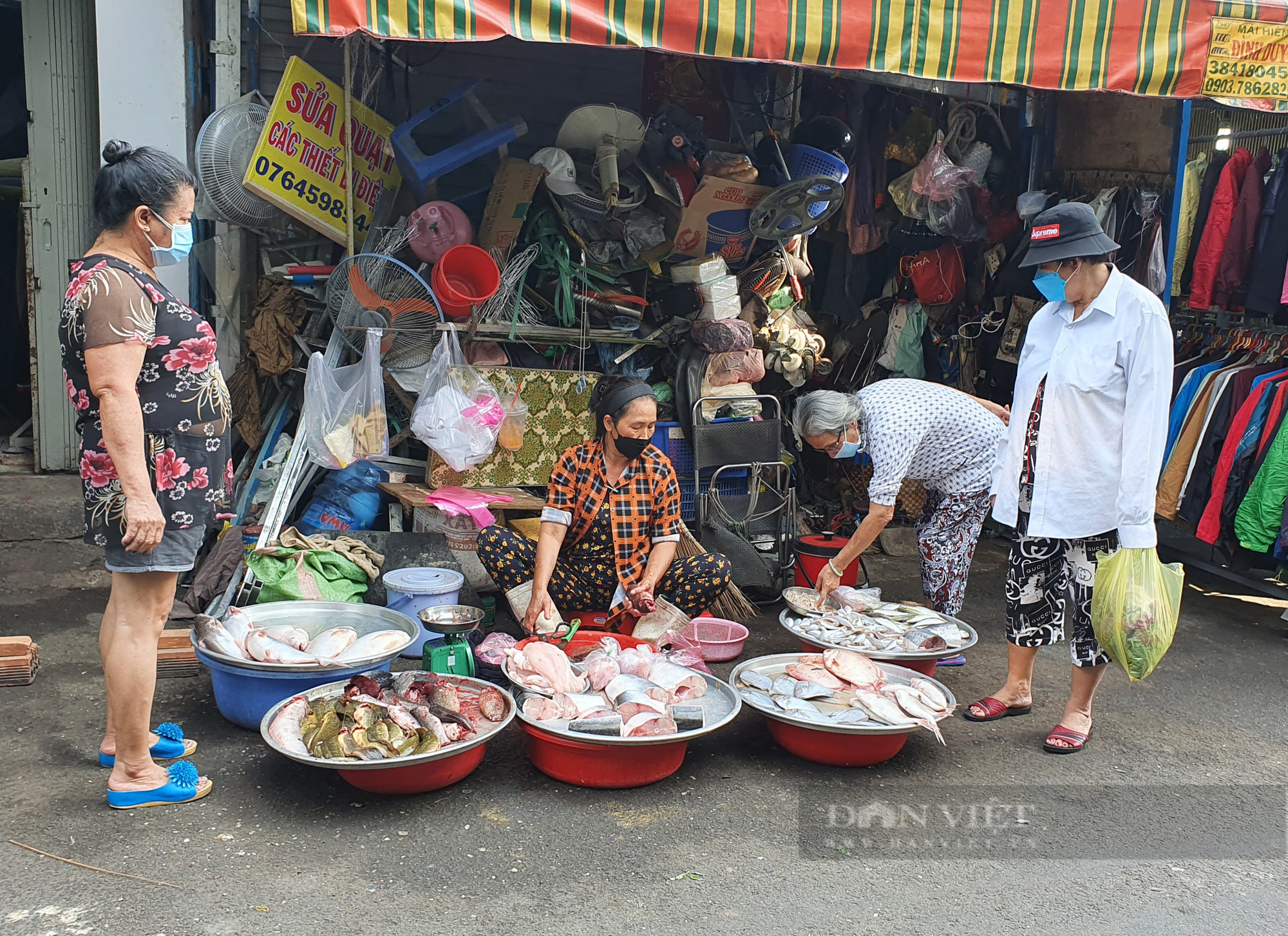 Gần Tết, chợ tự phát bán hàng mỏi tay, chợ truyền thống &quot;vắng tanh như chùa Bà Đanh&quot; - Ảnh 1.