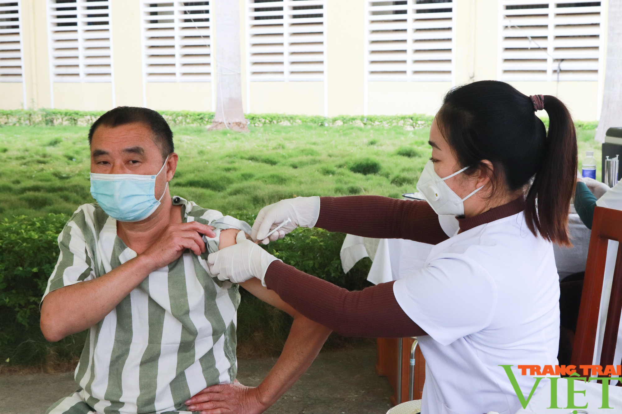 Tiêm vaccine phòng Covid-19 cho các can, phạm nhân tại trại tạm giam Công an tỉnh Sơn La   - Ảnh 8.