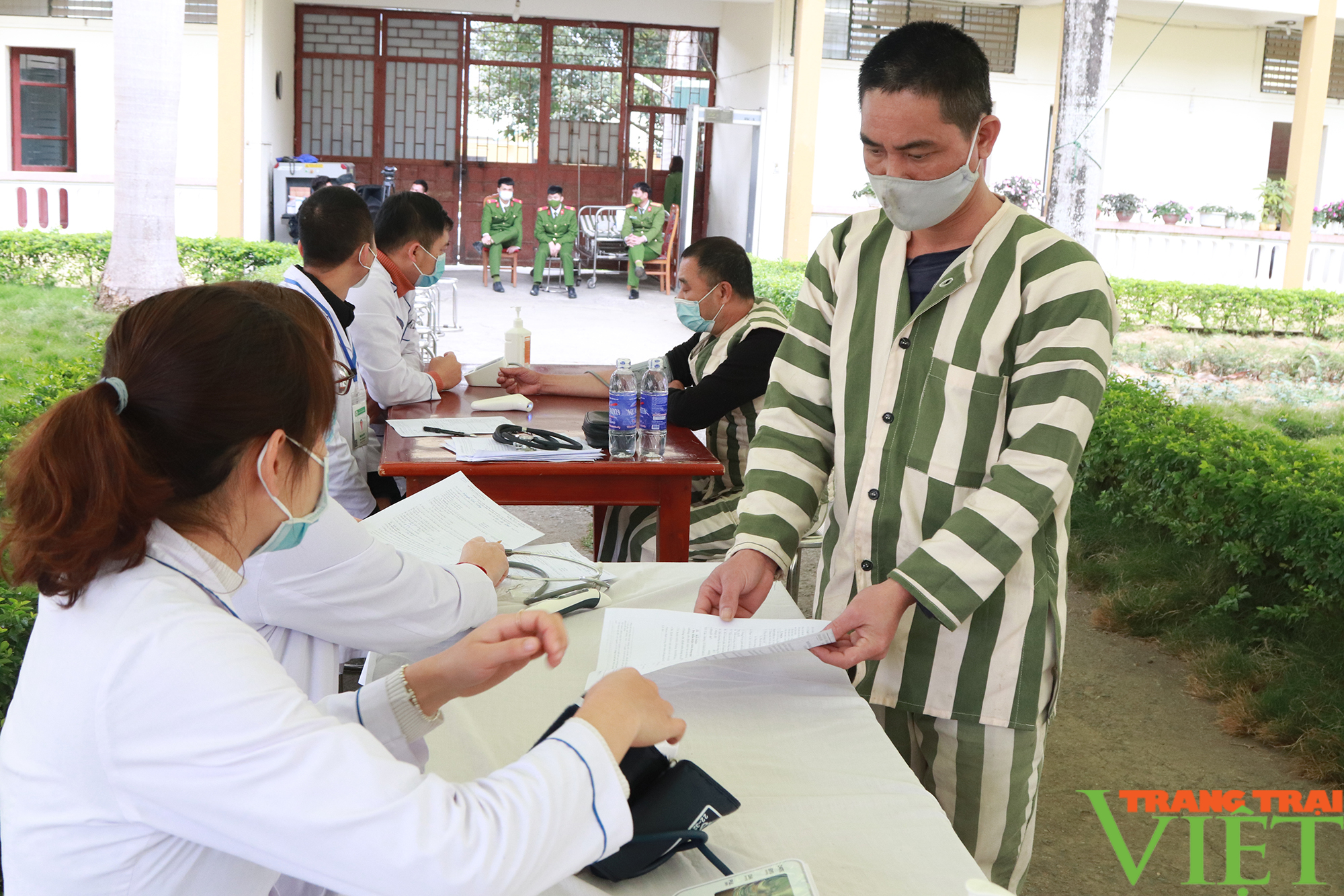 Tiêm vaccine phòng Covid-19 cho các can, phạm nhân tại trại tạm giam Công an tỉnh Sơn La   - Ảnh 2.