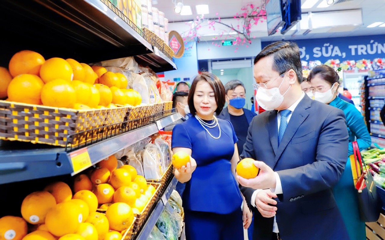 Siêu thị WinMart ở Nghệ An thúc đẩy xúc tiến thương mại cam Vinh, liên kết nhà sản xuất với nông dân - Ảnh 4.